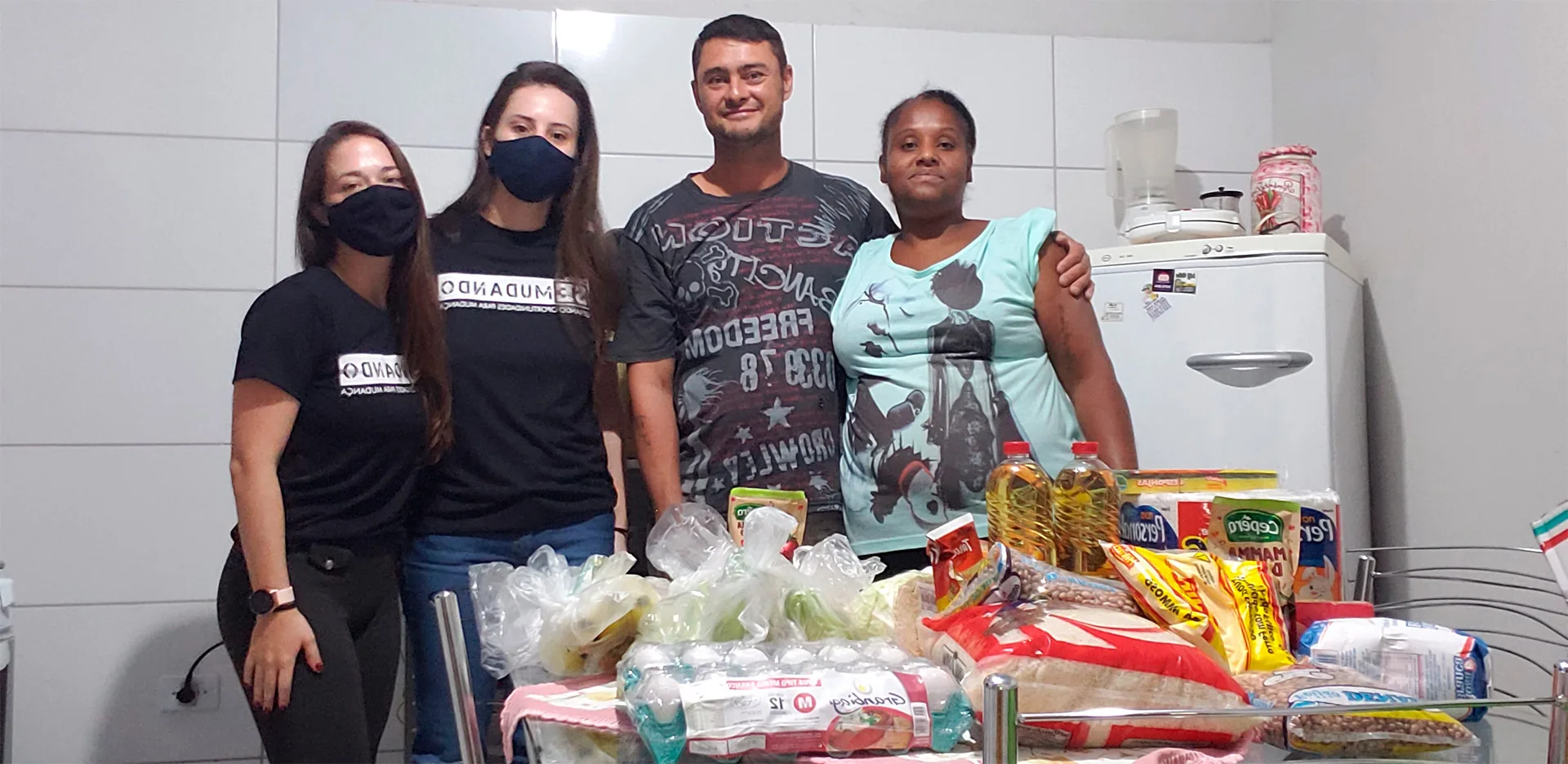 Família assistida pelo Se Mudando reunida em casa.